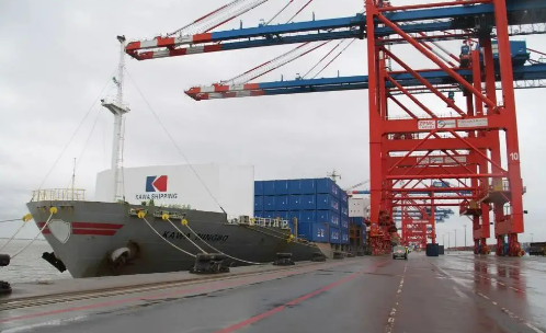 “中欧快航”直达航线首航货轮抵达德国威廉港