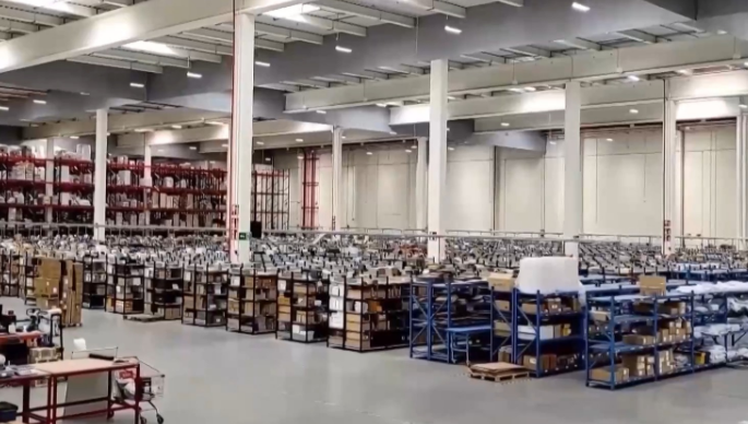 水果、高端装备、文创“好货”发全球 跨境运输持续繁忙