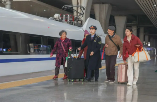 我国将增开银发旅游列车 如何便利老年人出游？