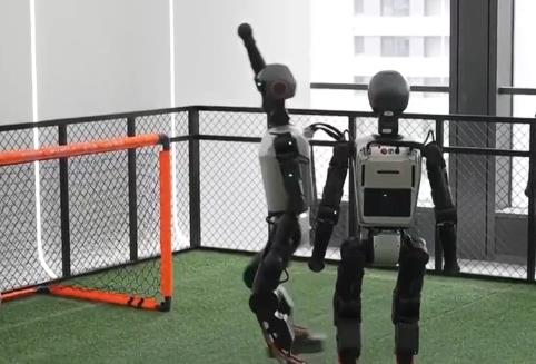 机器人“赛道” 新年加速“跑” 我国智能机器人产业企业数量超45万家