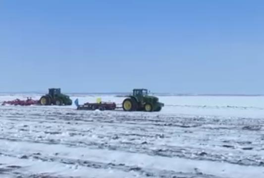春耕先破雪 大马力农机展现新疆农事生产“现代范儿”