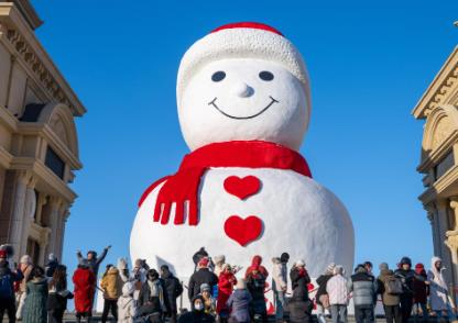 “年假”模式开启！哈尔滨“网红”大雪人与游客告别