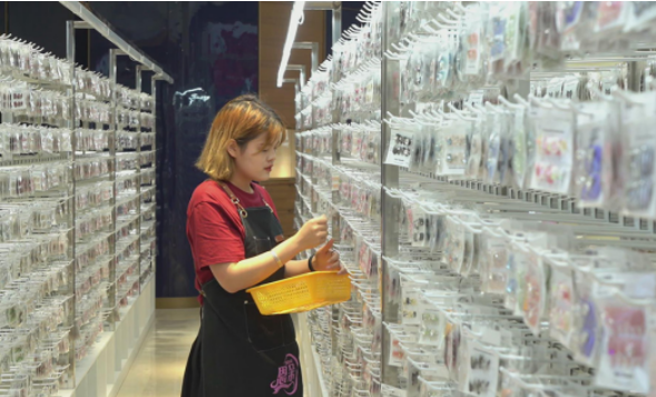 苏北小城满城尽带黄金“甲” 江苏东海手工穿戴甲年产量占全国七成