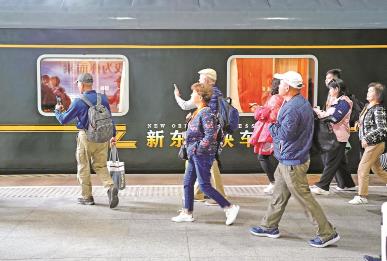 乘着银发列车去旅游 列车像移动的家 旅游是行走的诗