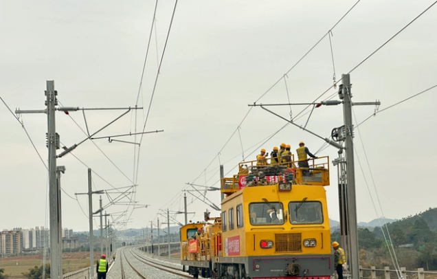 南凭高铁崇凭段开始架设接触网导线 全线今年内开通运营