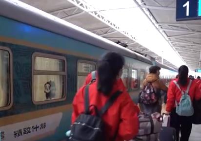 春日出游正当时 银发专列让更多老年人奔赴“诗和远方”