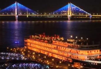 “赏花+夜游”！多元场景焕新 激活春季文旅消费