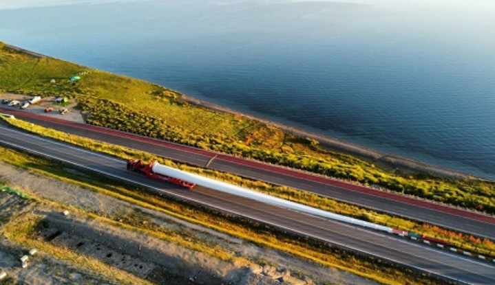 招商局集团万里运送巨型风电设备