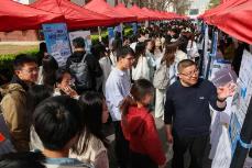 “千校万岗”山西高校专场招聘会举办 5000余名求职者参加