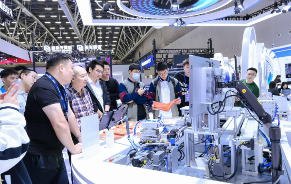 “五界”齐发“五屏”协同 鸿蒙生态加速“智造”