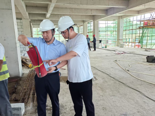 红安县烟草专卖局主要负责人检查在建工程现场安全