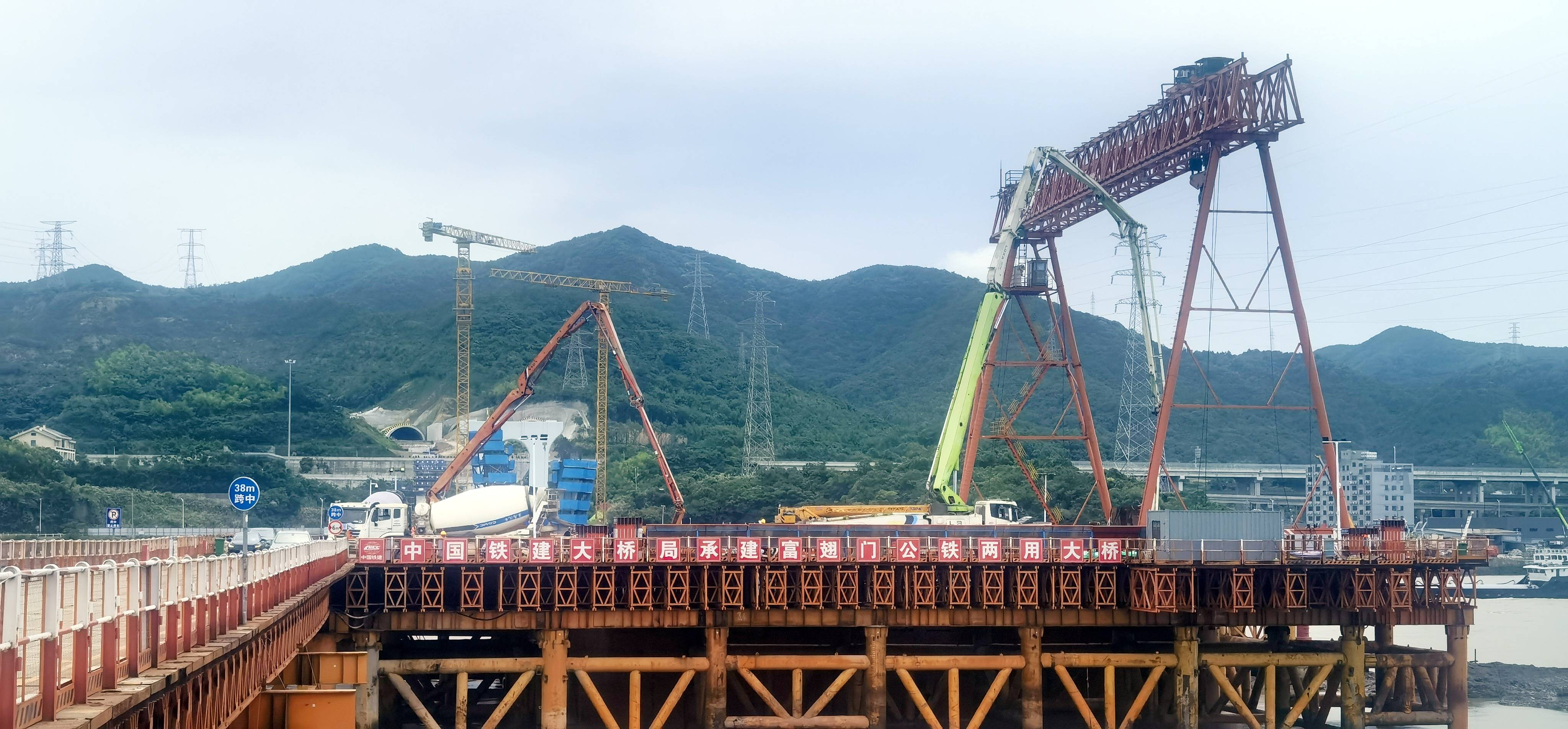 中建新材护航甬舟铁路富翅门大桥主墩承台4300方混凝土浇筑成功