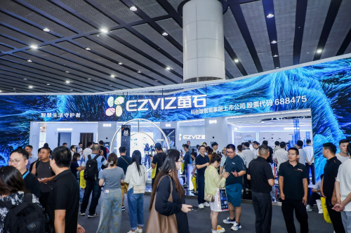 萤石 AI 黑科技闪耀2025广州建博会，智能家居未来图景触手可及