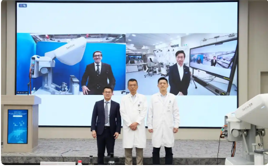 两国三地同屏操作，打破手术空间桎梏 仁济医院牵头完成多点协同远程机器人手术