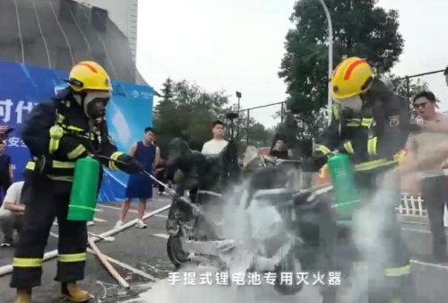 电动车充电起火视频引热议，中科永安锂电池灭火设备 5 秒破局