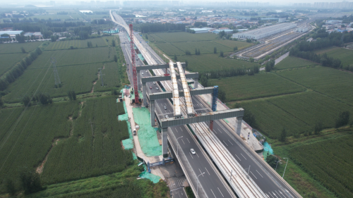 中建八局凤凰黄河大桥南延工程超大跨度钢混组合梁吊装完成