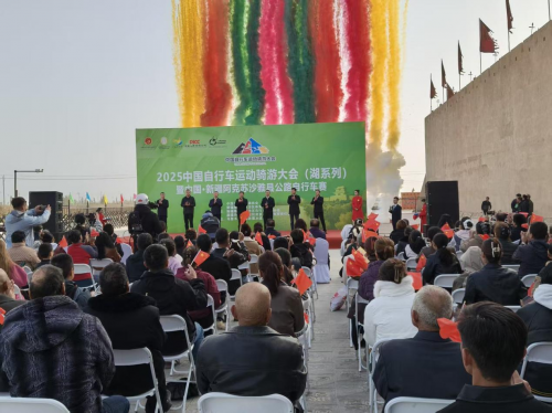 国内外骑手云集“胡杨之城”  沙雅县公路自行车赛火热开赛