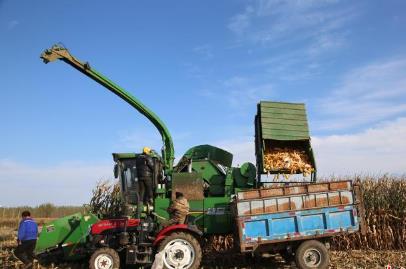 内蒙古东部县丰收有“耕”基：机械赋能科技助力