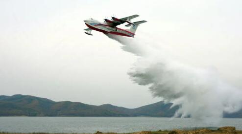 AG600“鲲龙”圆满完成首次野外环境汲水投水演练