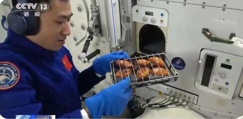 “太空厨房”装备上新 这台世界首创的炉子是如何诞生的？