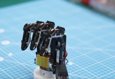 一双“灵巧手”实现突破折射机器人产业崛起 “中国智造”展现“新”活力