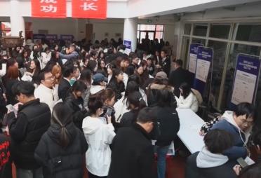 @高校毕业生，就业“大礼包”请查收！2025年秋招这几类人才成“香饽饽”↓