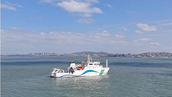 福建首艘综合性海洋环境监测执法船“中国环监闽001”正式入列