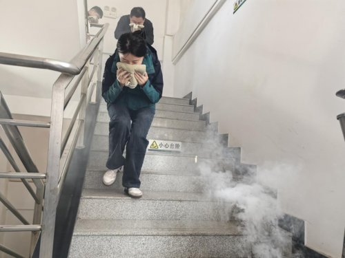 武汉洪山烟草组织开展火灾逃生演练