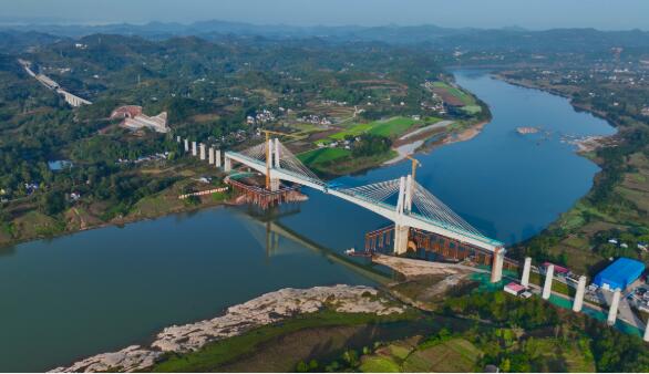世界跨度最大成达万高铁渠江特大桥成功合龙