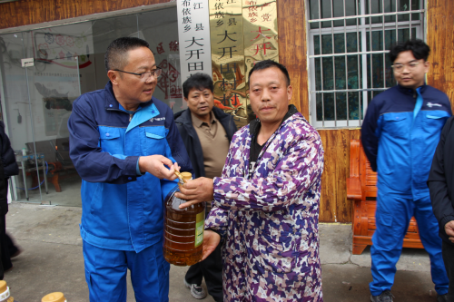 传递温暖关怀力量：中交路建贵都扩容工程项目“我为群众办实事”活动开展