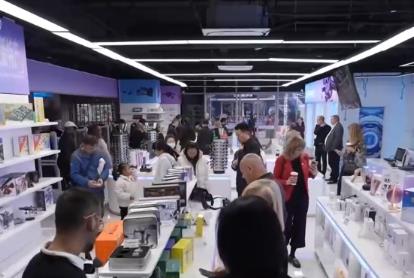 来华“淘好物”火爆出圈 外国游客“购物车”凸显“中国制造”全球竞争力