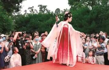 破解同质化瓶颈 国潮服饰开辟消费新蓝海