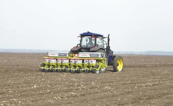 黑龙江：铁牛耕沃野 “良机”抢先机