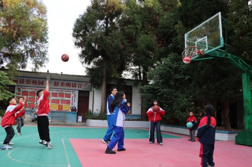 匠心筑路仁心传 中交路建贵都扩容工程项目开展“情暖童心·爱伴成长”暨“点亮微心愿”实践活动