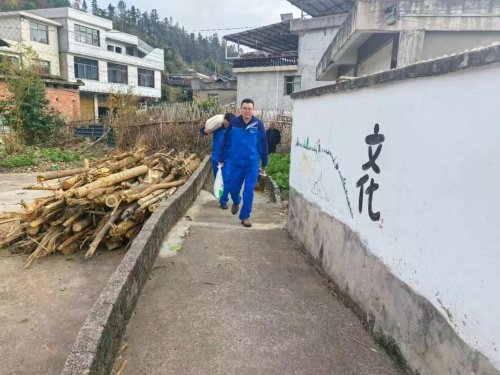 “中交真情温暖寒冬”丨中交路建贵都扩容工程开展“暖送昌明困难户 情牵民生显担当”帮扶活动