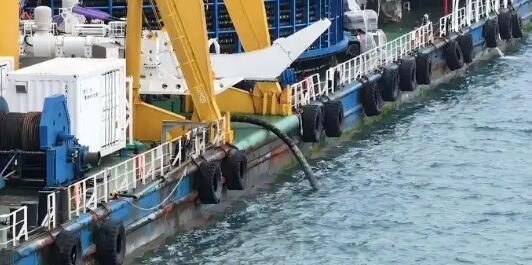 我国首条国产绝缘材料海底电缆在涠洲岛海域开始敷设