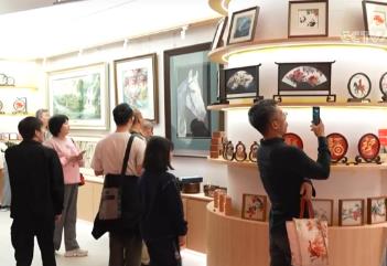 假期消费市场热潮涌动 需求牵引供给提质升级