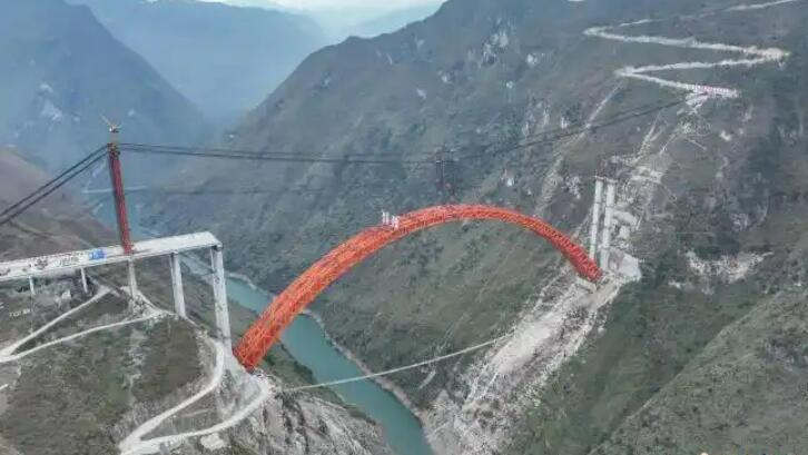 贵州安盘高速古牛河特大桥合龙