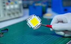 面板大厂扎堆造“芯”为哪般？