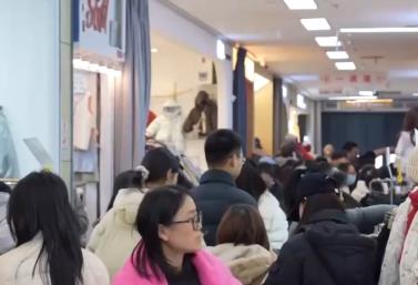 国潮点亮“年经济”服装消费热力足 “新中式”走俏马年主题配饰热销