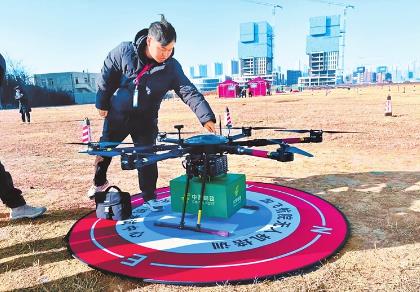 全国首批邮政无人机“飞手”在郑起航