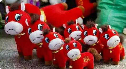 “小失误”变“大商机” “哭哭马”爆火点燃情绪消费新热潮