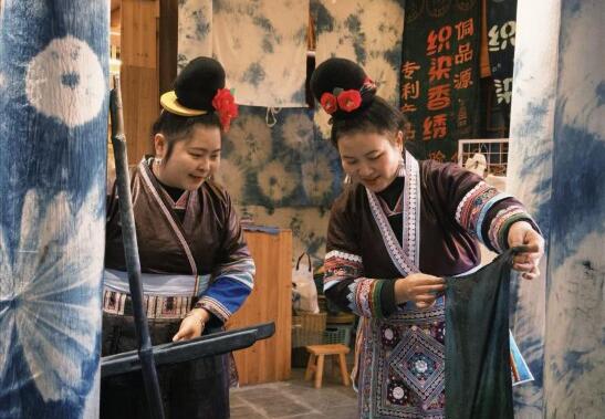 贵州千年侗寨非遗织就乡村振兴锦绣路