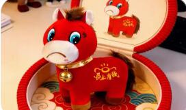 从“哭哭马”到“爱你老己”年轻人如何用消费安放时代情绪？