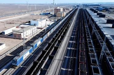 新疆铁路客货运量双线飘红的背后