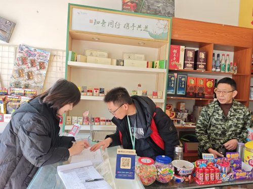 一方店堂聚温暖，客我同心贺新岁