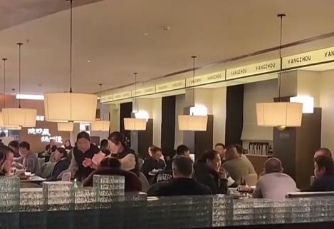 马元素菜品成亮点 礼盒套餐走俏 今年年夜饭市场亮点多