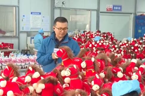 马年文创订单火爆促企业“马不停蹄”生产 年货市场热气腾腾年味足