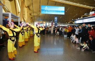 云南“阿诗玛”邀游客到世界自然遗产地石林过大年