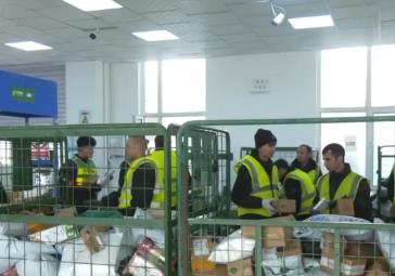 特色年货寄递开启“春运模式” 新春暖意随包裹直达千家万户